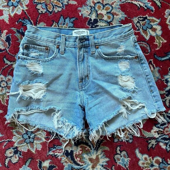 Abercrombie The Boyfriend Mid Rise Denim Shorts 24 - Picture 1 of 2